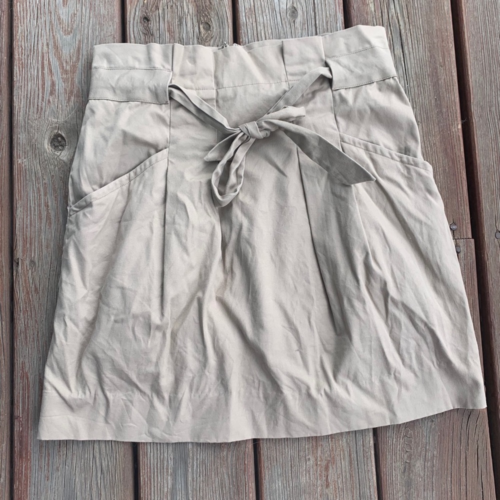 NWOT BCBG pleated skirt with pockets and tie belt